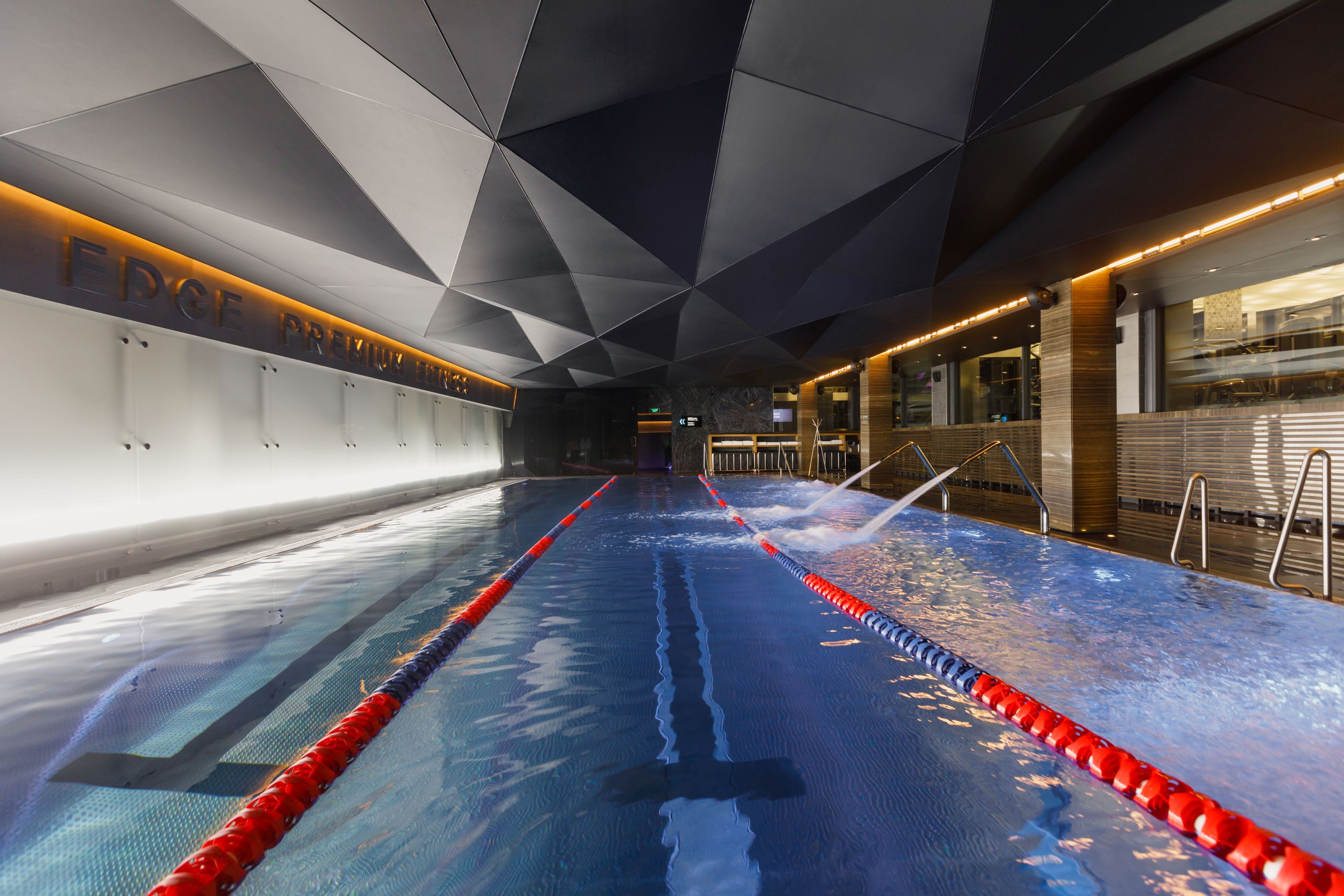 Luxuriöses Fitness PREMIUM EDGE in Nowosibirsk mit unserem Schwimmbecken!