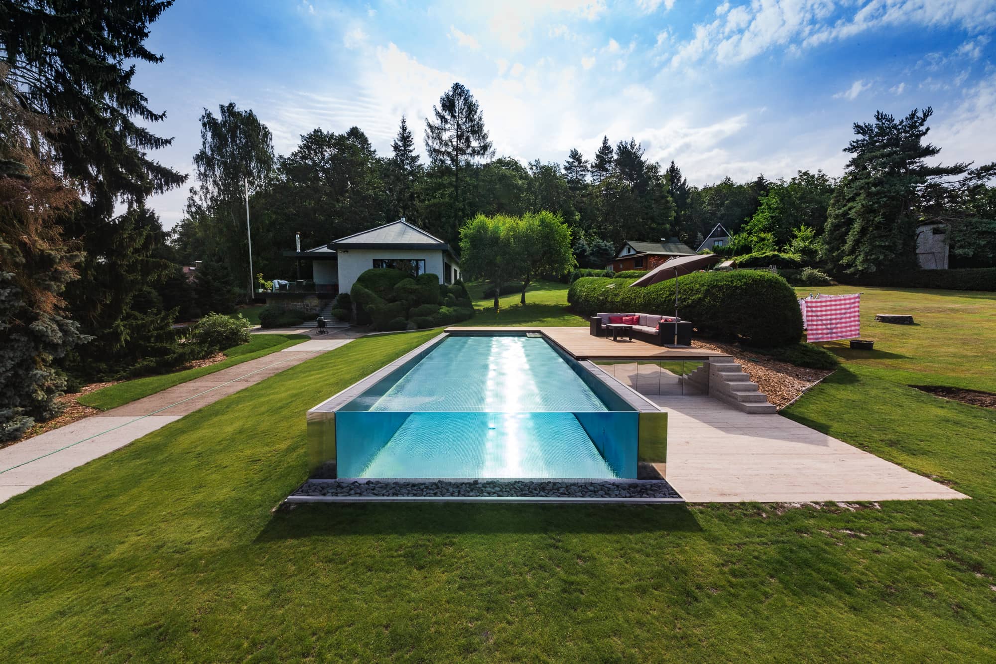 Edelstahl Schwimmbad mit Überlauf über eine Glassscheibe