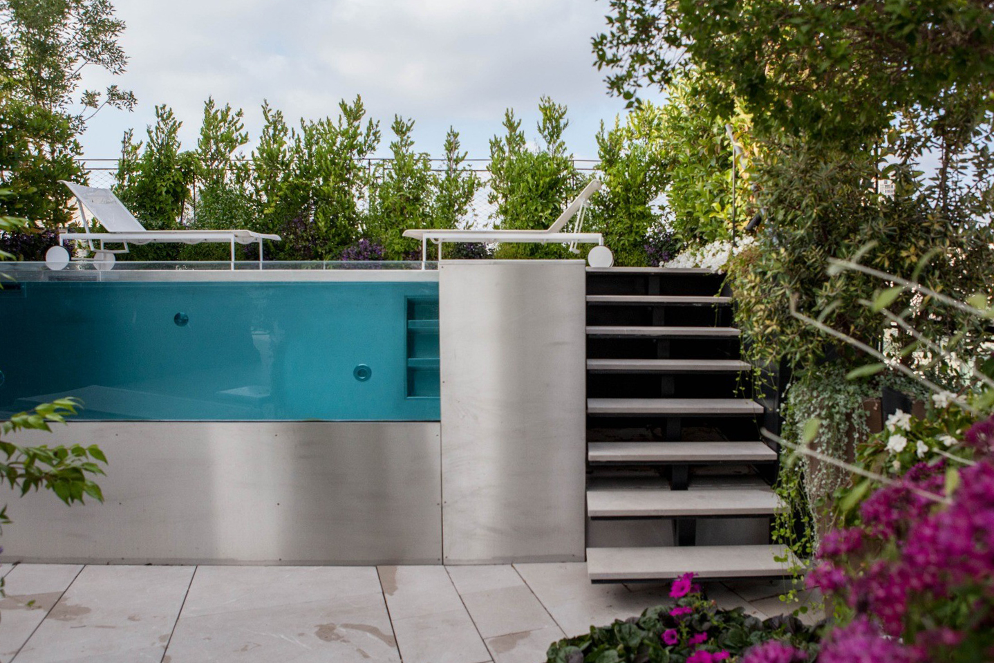 Do you want a truly luxurious pool? Choose an infinity pool with a glass wall | imaginox.com dev